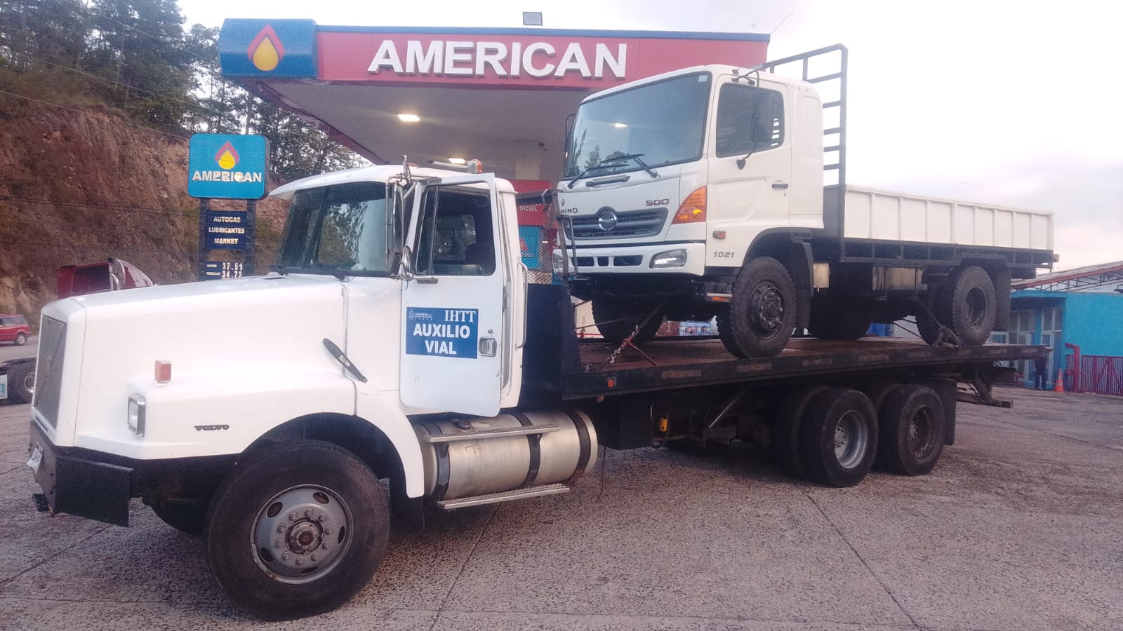 Camión trasladado en grúa de plataforma