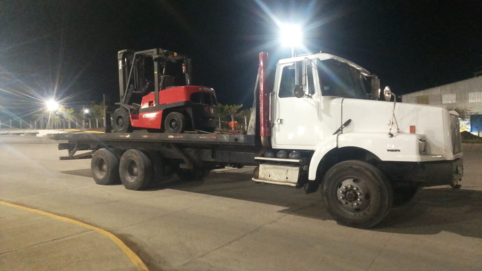 Traslado nocturno de montacargas en plataforma