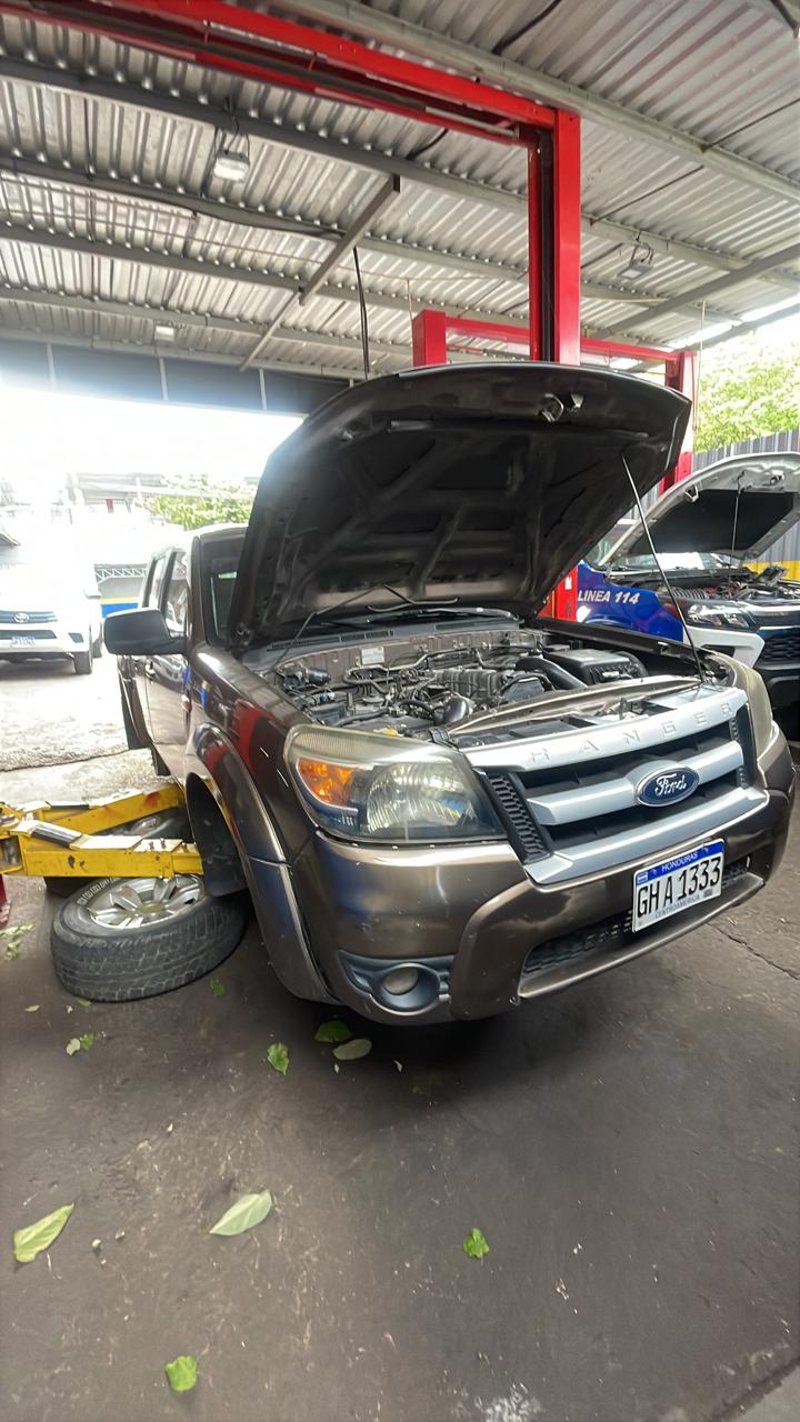 Pickup en rampa durante servicio de frenos